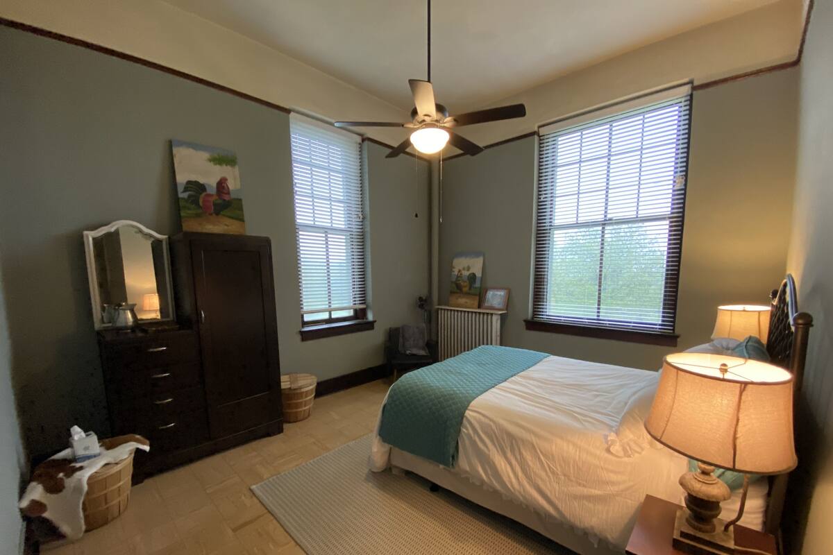 Eenvoudige kamer, 1 queensize bed, uitzicht op tuin | Een strijkplank/strijkijzer, gratis wifi