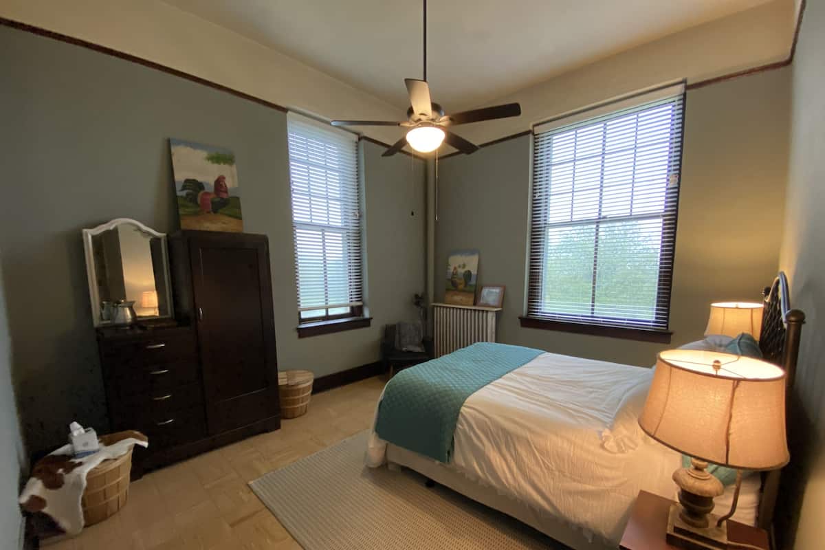Habitación básica, 1 cama Queen size, vista al jardín | Tabla de planchar con plancha y wifi gratis