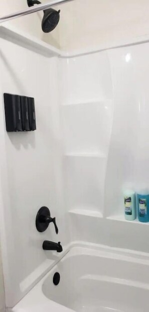 Ensemble baignoire-douche, séchoir à cheveux, serviettes fournies, savon