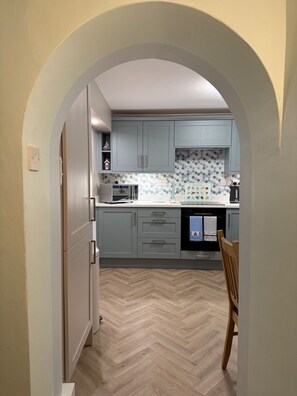 Kühlschrank, Mikrowelle, Gefrierschrank, Esstisch