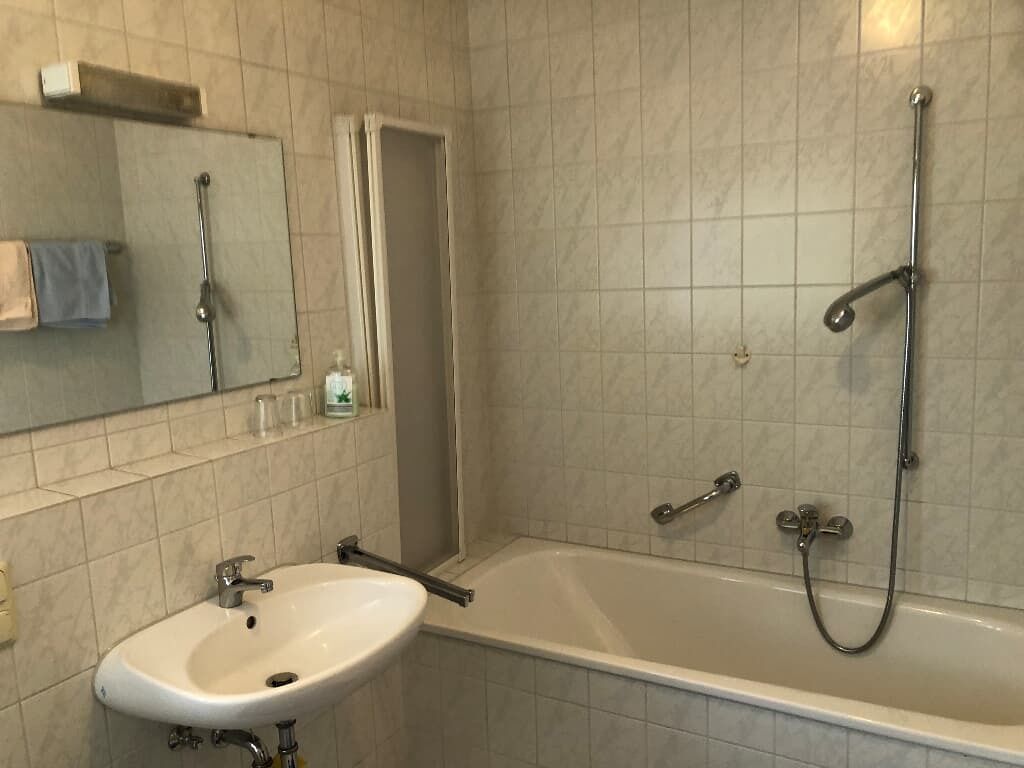 Appartement mit Balkon-Badezimmer