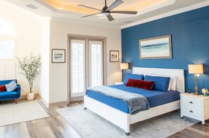 5 عدّة غرف نوم وأغطية فراش متميزة وأسرّة بإسفنج يتكيف مع شكل الجسم ومكتب