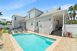 A heated pool - Coastal Elegance - Pool, Games Room, beach gear, FREE Golf Cart & Cruiser Bikes! (Destin)