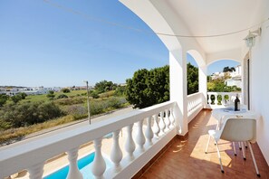 Outdoor dining - Apartment 'Casa Atlântico nº2' close to the Sea with Shared Pool & Wi-Fi (Lagos)