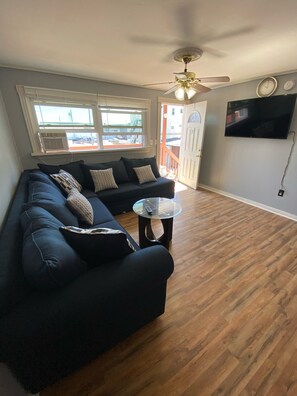Smart TV - Ocean view with a shared pool. 5 (Hampton)