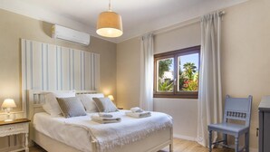 3 bedrooms, iron/ironing board, Internet - Casa Azul. Beach house for 4 adults + 1 baby in Cala Llombards (Cala Llombards)