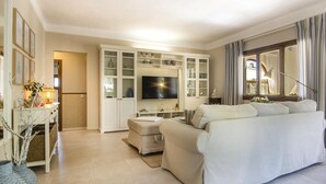 TV - Casa Azul. Beach house for 4 adults + 1 baby in Cala Llombards (Cala Llombards)