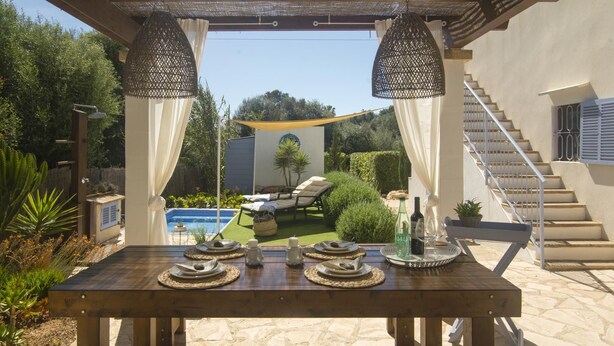 Outdoor dining - Casa Azul. Beach house for 4 adults + 1 baby in Cala Llombards (Cala Llombards)