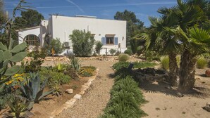 Property grounds - Casa Azul. Beach house for 4 adults + 1 baby in Cala Llombards (Cala Llombards)