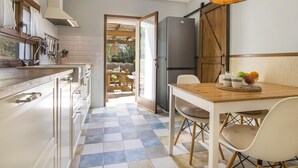 Coffee/tea maker, fridge, microwave, oven - Casa Azul. Beach house for 4 adults + 1 baby in Cala Llombards (Cala Llombards)