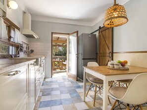 Kjøleskap, mikrobølgeovn, ovn og oppvaskmaskin