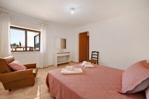 1 bedroom, iron/ironing board, free WiFi, bed sheets - Apartment 'Casa Atlântico nº5' close to the Sea with Shared Pool & Wi-Fi (Lagos)