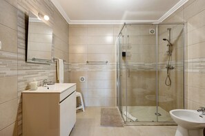 Dusche, Haartrockner, Handtücher