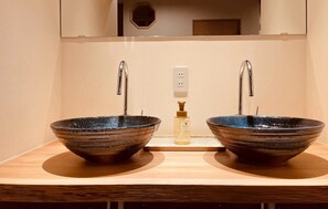 Duschwanne, Haartrockner, Bidet, Handtücher