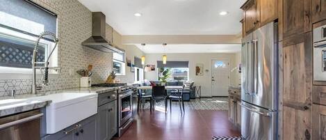 Een koelkast, een magnetron, een oven, een kookplaat