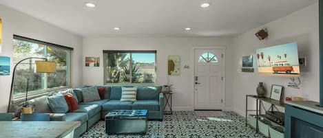 Una Smart TV, una chimenea, una mesa de tenis de mesa, una oficina