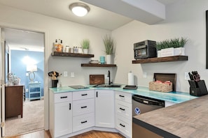 Frigorífico, microondas, placa de cocina y cafetera o tetera