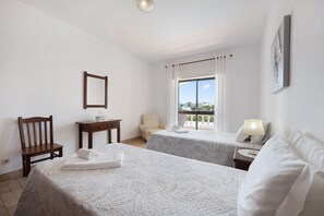 2 bedrooms, iron/ironing board, free WiFi, bed sheets - Apartment 'Casa Atlântico nº6' close to the Sea with Shared Pool & Wi-Fi (Lagos)