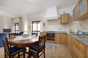 Fridge, microwave, oven, stovetop - Apartment 'Casa Atlântico nº6' close to the Sea with Shared Pool & Wi-Fi (Lagos)