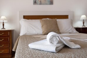 2 bedrooms, iron/ironing board, free WiFi, bed sheets - Apartment 'Casa Atlântico nº6' close to the Sea with Shared Pool & Wi-Fi (Lagos)