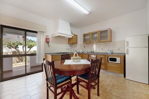 Fridge, microwave, oven, stovetop - Apartment 'Casa Atlântico nº6' close to the Sea with Shared Pool & Wi-Fi (Lagos)
