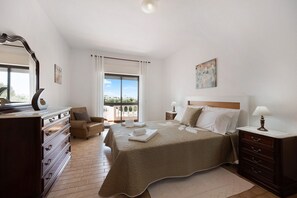 2 bedrooms, iron/ironing board, free WiFi, bed sheets - Apartment 'Casa Atlântico nº6' close to the Sea with Shared Pool & Wi-Fi (Lagos)