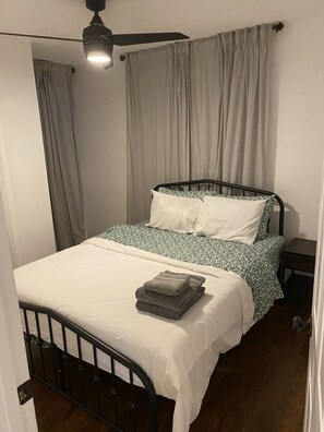 3 habitaciones, tabla de planchar con plancha y cuna de viaje 