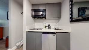 Fridge, stovetop, paper towels - Aventura on the Ocean by Coastline Resorts (Myrtle Beach)