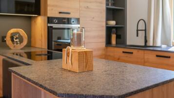 Cafetière/bouilloire, réfrigérateur, four, plaque de cuisson