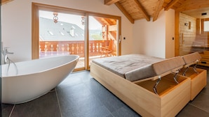 Un bagno moderno con una vasca da bagno indipendente, una panca in legno e un box doccia in vetro.