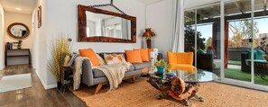 Smart TV, chimenea, tenis de mesa y libros 