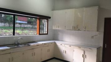 Fridge, microwave, oven, coffee/tea maker