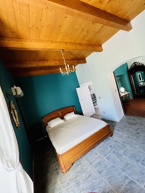 5 bedrooms, iron/ironing board, WiFi, bed sheets