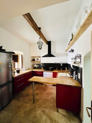 Mikrobølgeovn, ovn, kokeplater og oppvaskmaskin