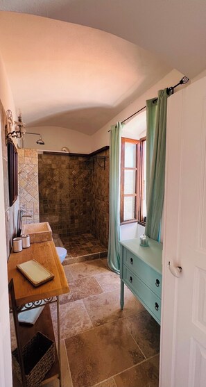 Bathtub, hair dryer, towels - Sumptuous residence in the heart of nature 15 minutes from the beaches (Montegrosso)