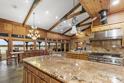 ⍣Ranch ⍣Incredible 70-Acres Estates Restoration Ranch retreat lake sleep 40-52 ⍣