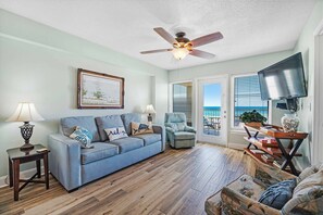 TV - Boardwalk 281 ~ Outdoor Pool, Onsite Restaurant + $400 in FREE Activities Daily ~ Zoo/Parasailing + (Gulf Shores)