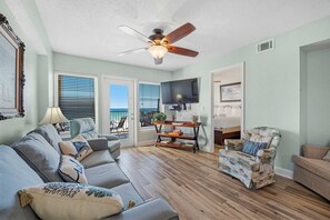 3 bedrooms, iron/ironing board, WiFi, bed sheets - Boardwalk 281 ~ Outdoor Pool, Onsite Restaurant + $400 in FREE Activities Daily ~ Zoo/Parasailing + (Gulf Shores)