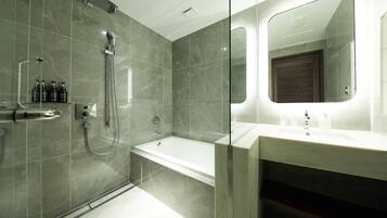 Gratis toiletartikelen, een haardroger, pantoffels, een bidet