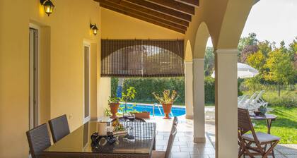 Villa Zina with pool, family-friendly and quiet location