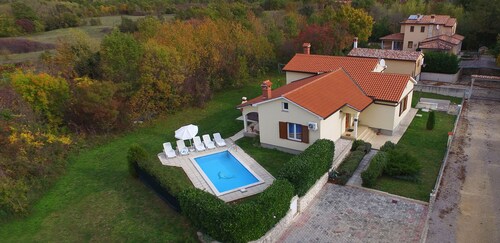 Villa Zina mit Pool , familienfreundlich und ruhig gelegen