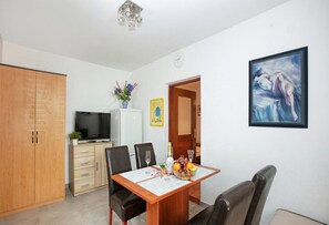Huoneisto (One Bedroom Apartment with Terrace) | Ruokasali