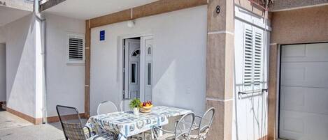 Apartamento (One Bedroom Apartment with Terrace) | Terraço/pátio