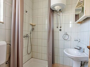 A bathroom with a shower, a sink, and a toilet. - Apartments Villa Sarajevo (Vodice)