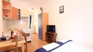 2 bedrooms, free cribs/infant beds