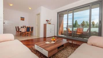 Leilighet (Apartments Nikolina (ST)- Superior Tw) | Oppholdsrom | En 32-tommers Flatskjerm-TV med kabel-kanaler