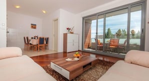 Apartamento (Apartments Nikolina (ST)- Superior Tw) | Sala de estar | Televisión de pantalla plana de 32 pulgadas con canales por cable