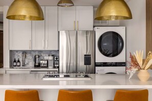 Geladeira, micro-ondas, fogão, cooktop