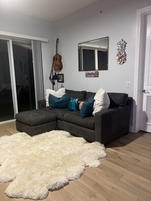Smart TV, videogames, DVD player, mesa de pingue-pongue