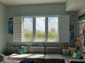 Smart TV, videogiochi, lettore DVD, tavolo da ping pong